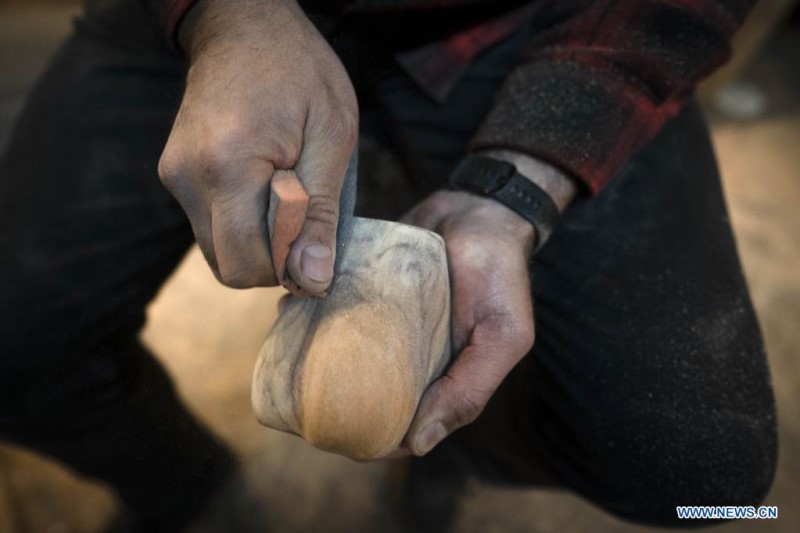  El artesano Alejandro Gats, conocido como "Sasha", trabaja en un recipiente para mate, en su taller, en Buenos Aires, Argentina, el 9 de junio de 2022. Un artesano argentino resguarda y reinterpreta en el país sudamericano la tradición del mate, la popular infusión del Río de la Plata, mediante la confección de elegantes recipientes a partir de maderas que provienen de árboles de la región, como el algarrobo o el anchico. (Xinhua/Martín Zabala)