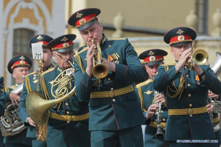 Imagen del 12 de junio de 2022 de una banda militar realizando una presentación durante una celebración por el Día de Rusia, en San Petersburgo, Rusia. (Xinhua/Irina Motina)