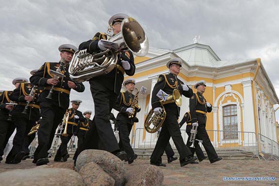 Imagen del 12 de junio de 2022 de una banda militar realizando una presentación durante una celebración por el Día de Rusia, en San Petersburgo, Rusia. (Xinhua/Irina Motina)