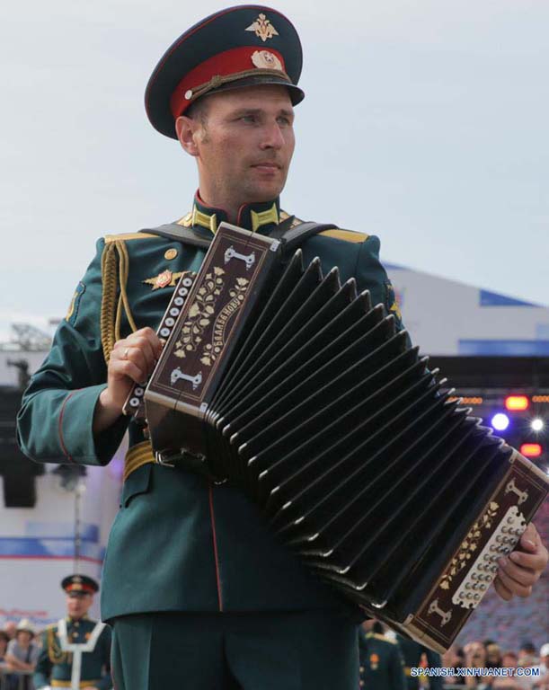 Imagen del 12 de junio de 2022 de un integrante de una banda militar realizando una presentación durante una celebración por el Día de Rusia, en San Petersburgo, Rusia. (Xinhua/Irina Motina)