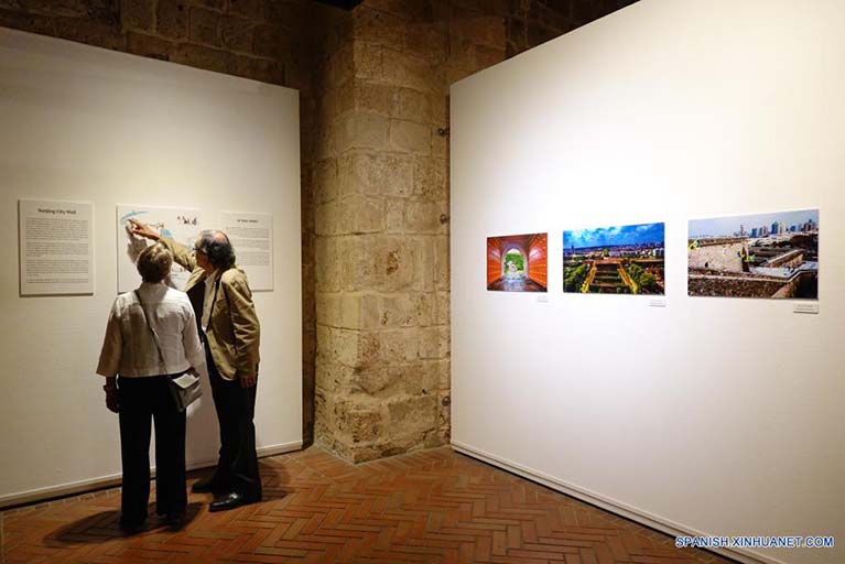  Imagen del 13 de junio de 2022 de personas visitando una exposición fotográfica de las murallas de la ciudad de la antigua capital china, Nanjing, y de la milenaria ciudad israelí de Akko, en la ciudad vieja de Akko, en el norte de Israel. Una exposición fotográfica de las murallas de la antigua capital china, Nanjing, y de la milenaria ciudad israelí de Akko se inauguró el lunes. La exposición, organizada conjuntamente por el Centro Cultural de China en Tel Aviv, la Municipalidad de Akko y otros organismos de ambos países, muestra unas 40 fotografías de Nanjing, la capital de seis dinastías de la antigua China, y Akko, uno de los primeros lugares históricos de Israel seleccionados como patrimonio cultural de la humanidad. (Xinhua/Wang Zhuolun)