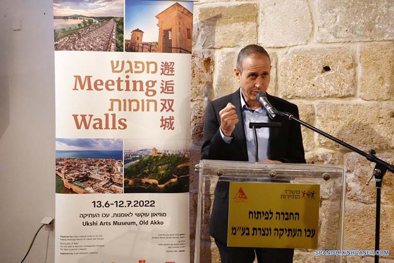 Imagen del 13 de junio de 2022 del alcalde de Akko, Shimon Lankri, pronunciando un discurso durante una exposición fotográfica de las murallas de la ciudad de la antigua capital china, Nanjing, y de la milenaria ciudad israelí de Akko, en la ciudad vieja de Akko, en el norte de Israel. Una exposición fotográfica de las murallas de la antigua capital china, Nanjing, y de la milenaria ciudad israelí de Akko se inauguró el lunes. La exposición, organizada conjuntamente por el Centro Cultural de China en Tel Aviv, la Municipalidad de Akko y otros organismos de ambos países, muestra unas 40 fotografías de Nanjing, la capital de seis dinastías de la antigua China, y Akko, uno de los primeros lugares históricos de Israel seleccionados como patrimonio cultural de la humanidad. (Xinhua/Wang Zhuolun)