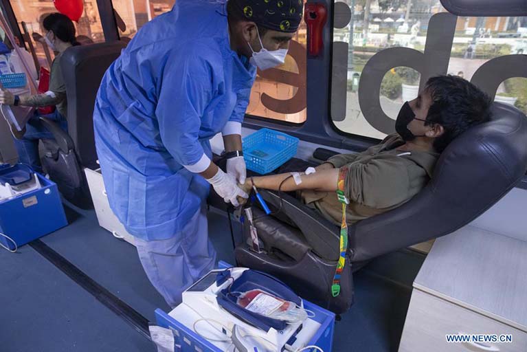 Un trabajador de la salud prepara a un hombre para donar sangre durante una campaña de donación en el marco del Día Mundial del Donante de Sangre, en el distrito de Barranco, en Lima, Perú, el 14 de junio de 2022. El Día Mundial del Donante de Sangre se celebra anualmente el 14 de junio para agradecer a los donantes voluntarios no remunerados y concienciar de la necesidad de hacer donaciones regulares para garantizar la calidad, seguridad y disponibilidad de sangre y sus productos. (Xinhua/Mariana Bazo)