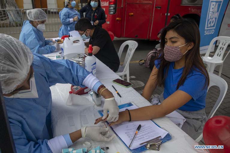 Una trabajadora de la salud realiza pruebas a una mujer previo a donar sangre durante una campaña de donación en el marco del Día Mundial del Donante de Sangre, en el distrito de Barranco, en Lima, Perú, el 14 de junio de 2022. El Día Mundial del Donante de Sangre se celebra anualmente el 14 de junio para agradecer a los donantes voluntarios no remunerados y concienciar de la necesidad de hacer donaciones regulares para garantizar la calidad, seguridad y disponibilidad de sangre y sus productos. (Xinhua/Mariana Bazo)