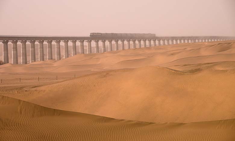 China completará en Xinjiang el primer circuito ferroviario del mundo alrededor de un desierto 