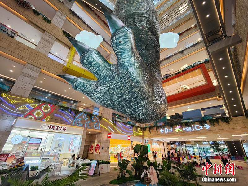 Revelan una "pata de dinosaurio" gigantes en un centro comercial en Kunming