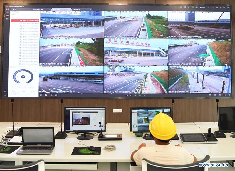 Imagen del 21 de junio de 2022 de un empleado operando el sistema de monitoreo de Zona Franca Integral de Yongchuan de Chongqing, en la municipalidad de Chongqing, en el suroeste de China. El Consejo de Estado aprobó la creación de la Zona Franca Integral de Yongchuan en julio de 2021, convirtiéndose en la sexta zona de este tipo en Chongqing. El proyecto tiene una superficie de 1,11 kilómetros cuadrados y abarca múltiples servicios de comercio exterior. (Xinhua/Wang Quanchao)