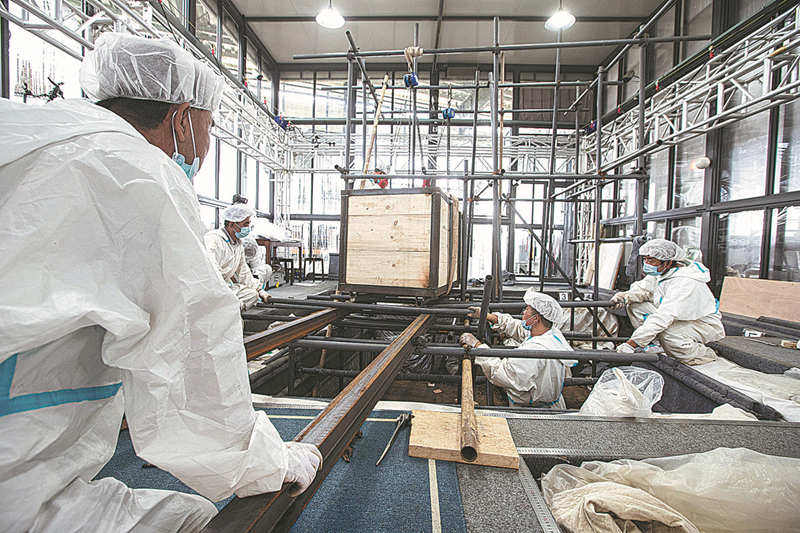 Técnicos en protección de reliquias extraen una caja de madera del pozo No. 6 en Sanxingdui, Guanghan, provincia de Sichuan. [Foto: Yu Jia/ China Daily]