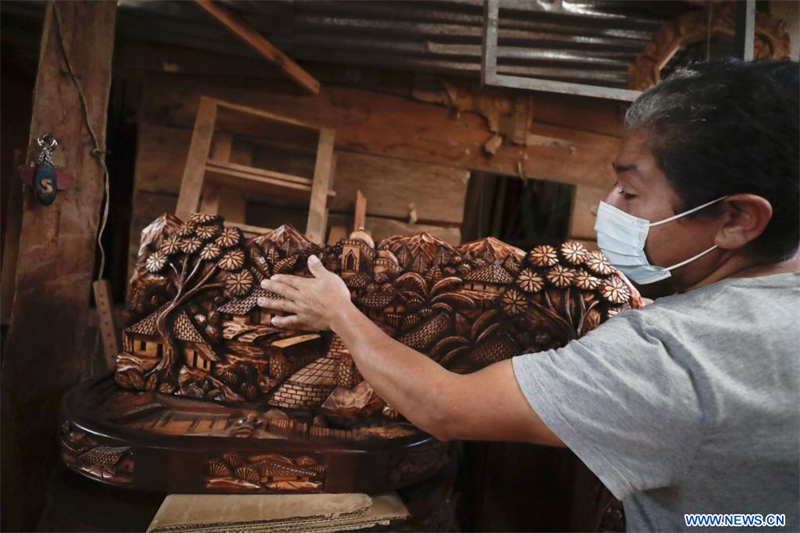 Artesano trabaja en taller de talla en madera en departamento de Francisco Morazán, Honduras