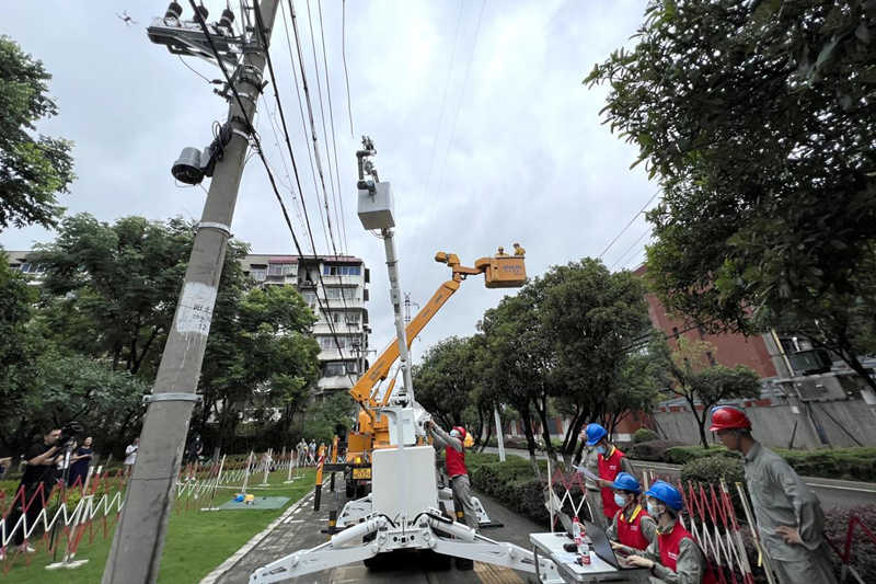 Un robot desarrollado en el país trabaja esteviernes en líneas eléctricas aéreas en el distrito Qingshan de Wuhan, provincia de Hubei. [Foto: proporcionada a chinadaily.com.cn]