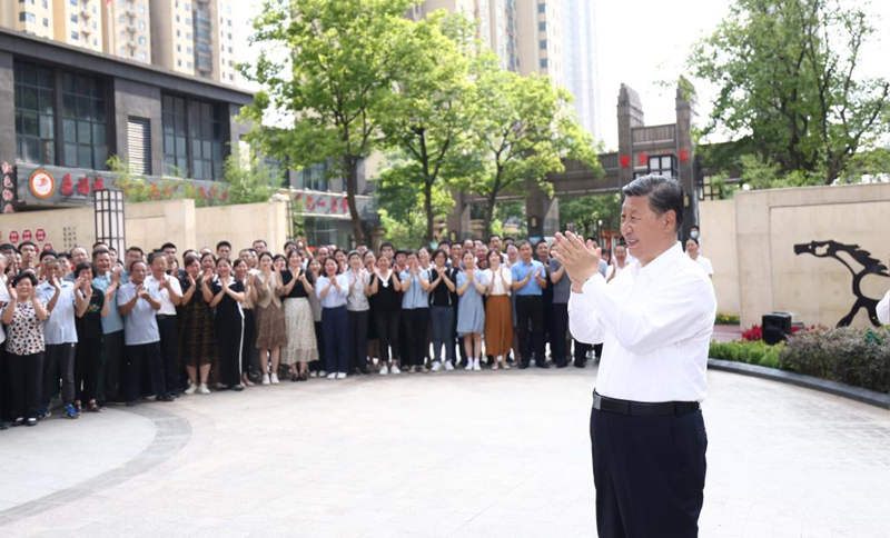 El presidente chino, Xi Jinping, también secretario general del Comité Central del Partido Comunista de China y presidente de la Comisión Militar Central, habla con residentes en una comunidad residencial llamada Zhiyuan en la Zona de Desarrollo de Alta Tecnología del Lago del Este de Wuhan, en Wuhan, capital de la provincia de Hubei, en el centro de China, el 28 de junio de 2022. Xi realizó una gira de inspección en la ciudad de Wuhan, capital de la provincia central china de Hubei, el martes. (Xinhua/Ju Peng)