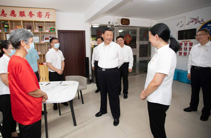 El presidente chino, Xi Jinping, también secretario general del Comité Central del Partido Comunista de China y presidente de la Comisión Militar Central, visita una comunidad residencial llamada Zhiyuan en la Zona de Desarrollo de Alta Tecnología del Lago del Este de Wuhan, en Wuhan, capital de la provincia de Hubei, en el centro de China, el 28 de junio de 2022. Xi realizó una gira de inspección en la ciudad de Wuhan, capital de la provincia central china de Hubei, el martes. (Xinhua/Xie Huanchi)