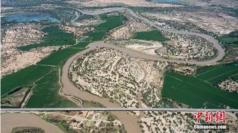 China abre nueva carretera en su desierto más grande