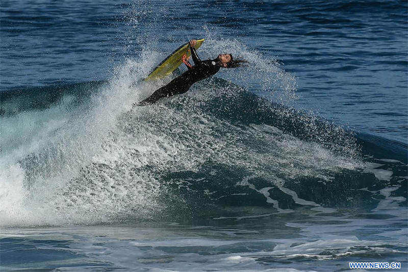 Una persona practica bodyboard en la playa de Reñaca, en Viña del Mar, Chile, el 27 de junio de 2022. (Xinhua/Jorge Villegas) 