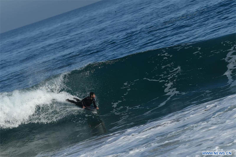 Una persona practica bodyboard en la playa de Reñaca, en Viña del Mar, Chile, el 27 de junio de 2022. (Xinhua/Jorge Villegas) 