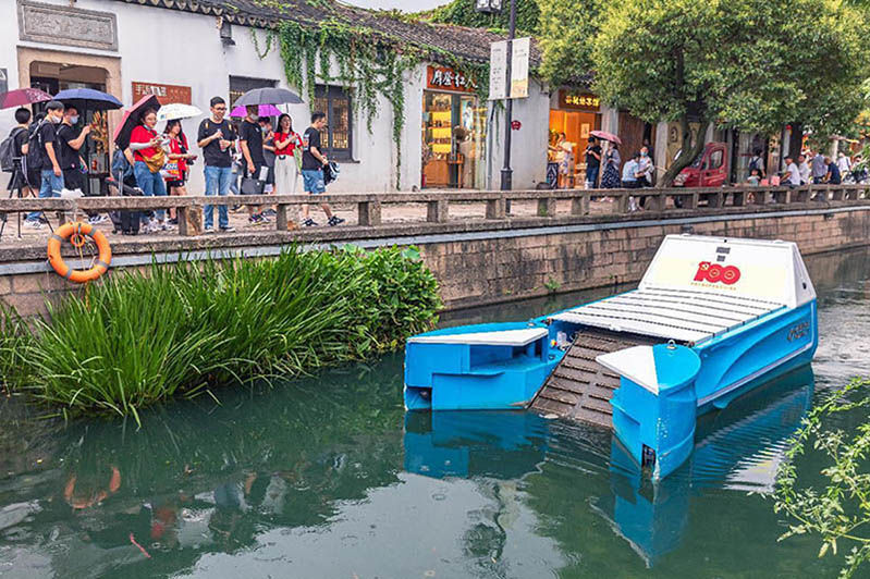 Un barco de limpieza no tripulado trabaja en un curso fluvial en Suzhou, provincia oriental de Jiangsu, 31 de julio del 2021. (Foto: Zhang Feng/Pueblo en Línea)