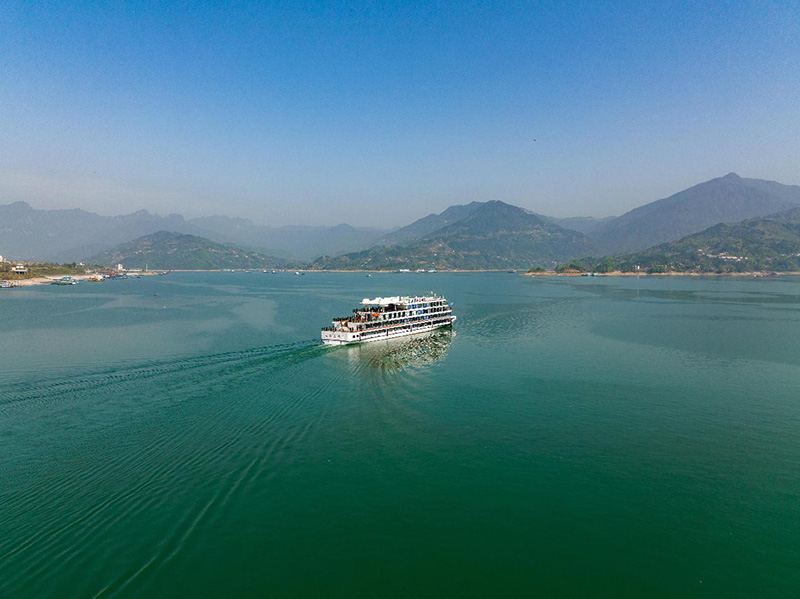 Yangtze River Three Gorges 1, el crucero eléctrico más grande del mundo con la mayor capacidad de batería, navega en el río Yangtze, 29 de marzo del 2022. (Foto: Wei Qiyang/ Pueblo en Línea)
