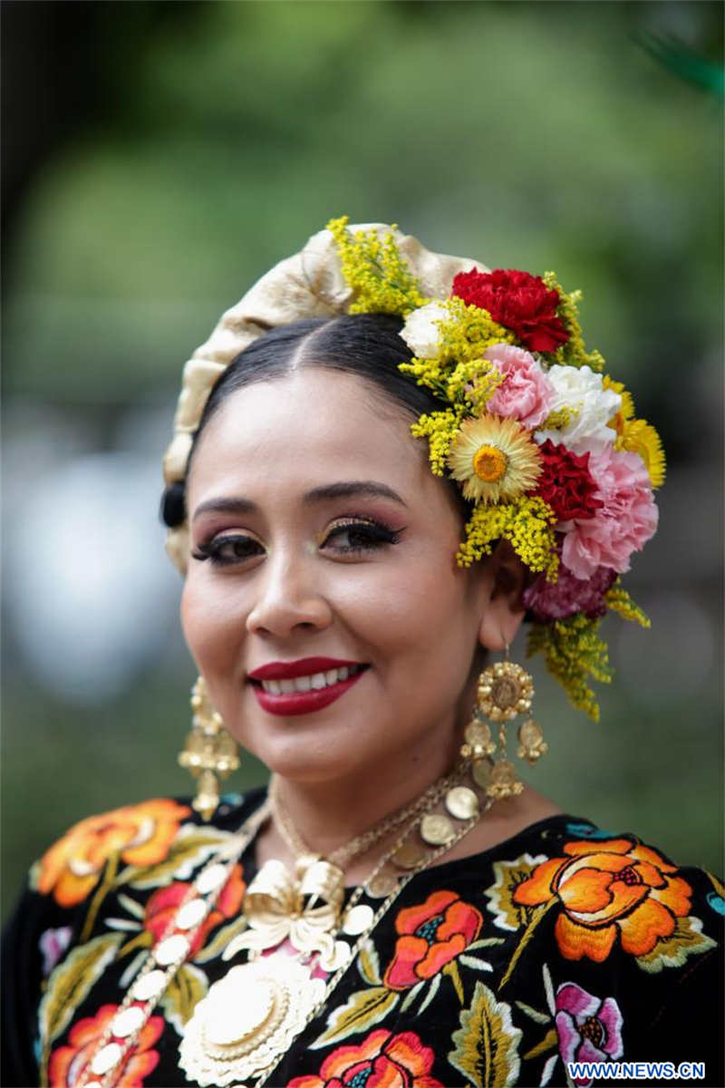 Una mujer participa en la inauguración de la exposición "La Guelaguetza, Fiesta, Diversidad y Armonía", en la Ciudad de México, capital de México, el 4 de julio de 2022. (Xinhua/Francisco Cañedo)