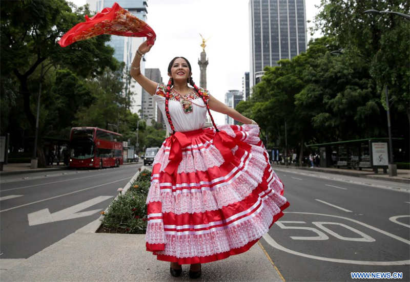  Una mujer baila durante la inauguración de la exposición "La Guelaguetza, Fiesta, Diversidad y Armonía", en la Ciudad de México, capital de México, el 4 de julio de 2022. (Xinhua/Francisco Cañedo) 