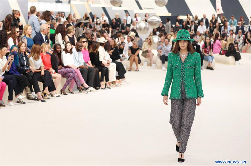 Creación de la colección de Alta Costura Otoño/Invierno 2022-2023 de Chanel durante la Semana de la Moda de París