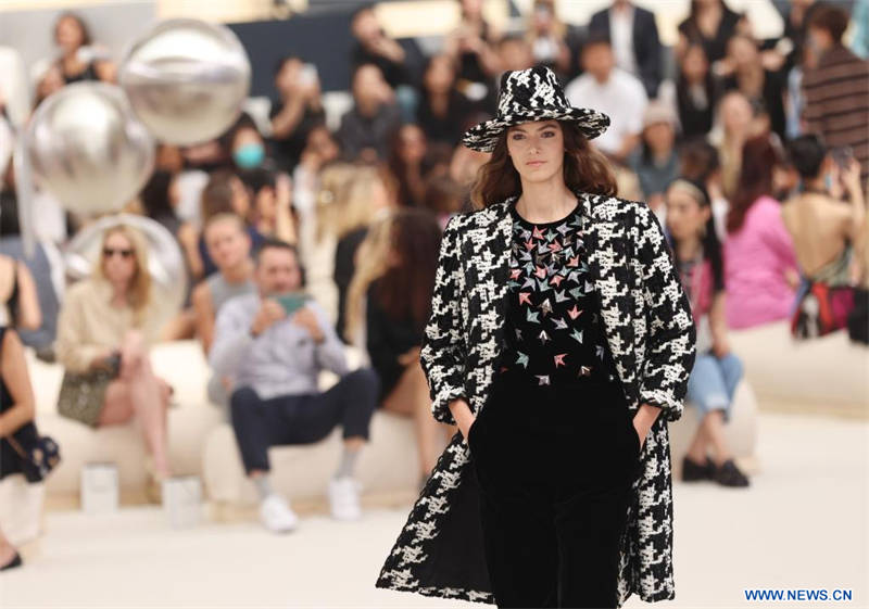 Creación de la colección de Alta Costura Otoño/Invierno 2022-2023 de Chanel durante la Semana de la Moda de París