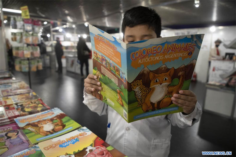 Un niño observa un libro para colorear en un estand, durante la edición 30 de la Feria del Libro Infantil y Juvenil, en el Centro Cultural Kirchner, en Buenos Aires, Argentina, el 11 de julio de 2022. La feria, organizada por la Fundación El Libro, se lleva a cabo con el objetivo de incentivar la relación de los niños y jóvenes con los libros. (Xinhua/Martín Zabala)