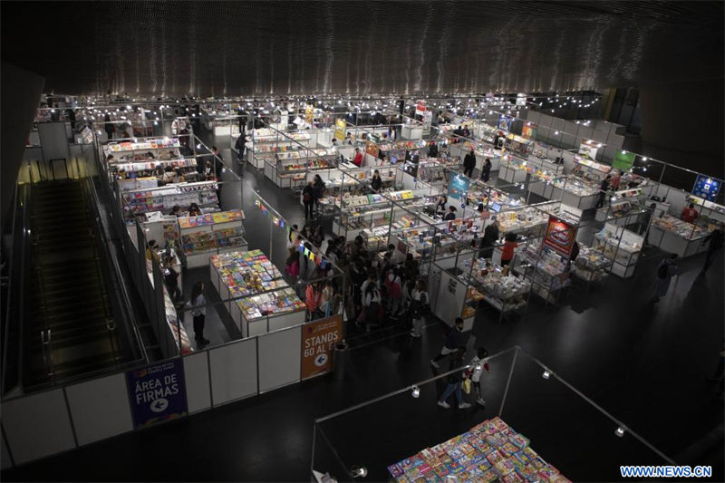 Personas visitan la edición 30 de la Feria del Libro Infantil y Juvenil, en el Centro Cultural Kirchner, en Buenos Aires, Argentina, el 11 de julio de 2022. La feria, organizada por la Fundación El Libro, se lleva a cabo con el objetivo de incentivar la relación de los niños y jóvenes con los libros. (Xinhua/Martín Zabala)