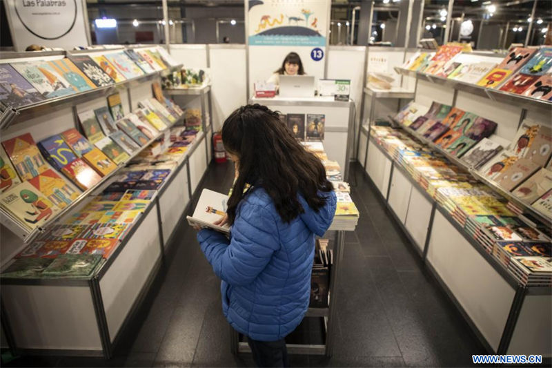 Una niña observa un libro en un estand, durante la edición 30 de la Feria del Libro Infantil y Juvenil, en el Centro Cultural Kirchner, en Buenos Aires, Argentina, el 11 de julio de 2022. La feria, organizada por la Fundación El Libro, se lleva a cabo con el objetivo de incentivar la relación de los niños y jóvenes con los libros. (Xinhua/Martín Zabala)