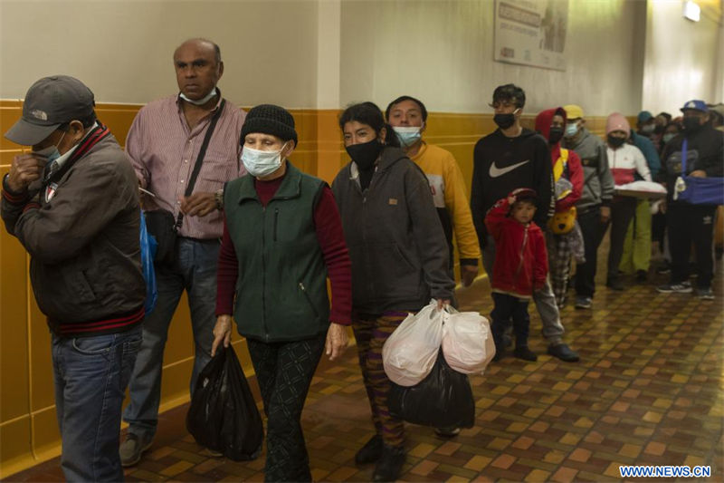 Personas se forman para recibir raciones de alimentos en el Centro de Alimentación y Nutrición N°3, en Lima, Perú, el 11 de julio de 2022. Decenas de peruanos en situación de vulnerabilidad acuden diariamente al Centro de Alimentación y Nutrición N°3, un comedor popular que, ubicado en el distrito limeño de La Victoria, resulta un alivio económico al ofrecer desayunos y almuerzos a bajo costo. (Xinhua/Mariana Bazo)