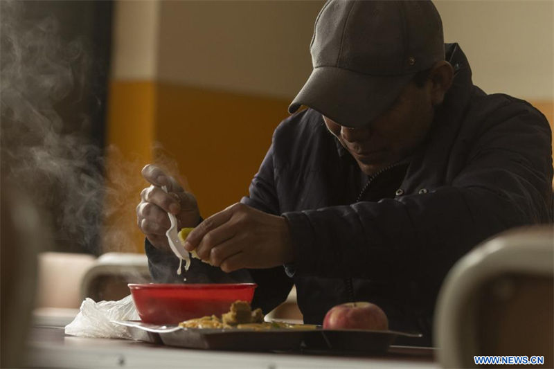 Un hombre come una ración de alimentos en el Centro de Alimentación y Nutrición N°3, en Lima, Perú, el 11 de julio de 2022. Decenas de peruanos en situación de vulnerabilidad acuden diariamente al Centro de Alimentación y Nutrición N°3, un comedor popular que, ubicado en el distrito limeño de La Victoria, resulta un alivio económico al ofrecer desayunos y almuerzos a bajo costo. (Xinhua/Mariana Bazo)