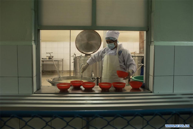 Un trabajador prepara raciones de alimentos en el Centro de Alimentación y Nutrición N°3, en Lima, Perú, el 11 de julio de 2022. Decenas de peruanos en situación de vulnerabilidad acuden diariamente al Centro de Alimentación y Nutrición N°3, un comedor popular que, ubicado en el distrito limeño de La Victoria, resulta un alivio económico al ofrecer desayunos y almuerzos a bajo costo. (Xinhua/Mariana Bazo)
