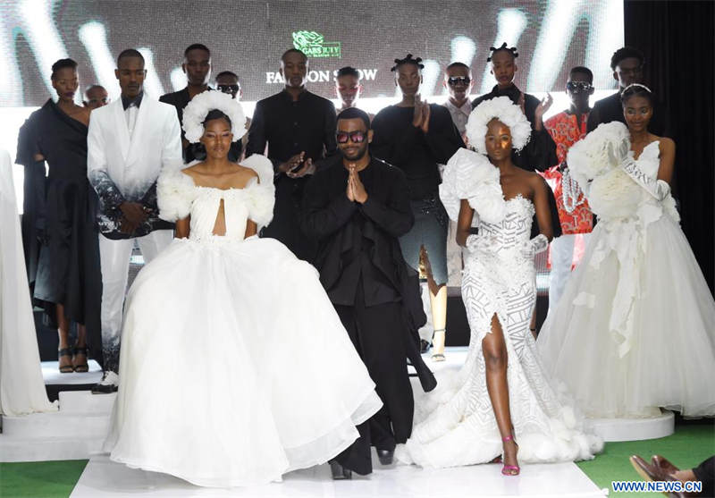 Imagen del 15 de julio de 2022 del diseñador David Tlale (2-i-frente) posando durante un desfile de moda, en Gaborone, Botsuana. (Xinhua/Tshekiso Tebalo) 