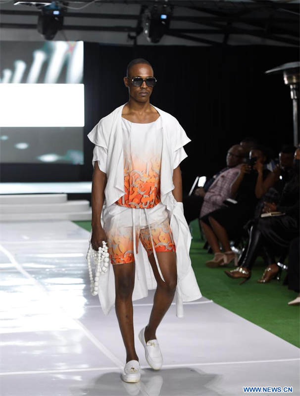 Imagen del 15 de julio de 2022 de un modelo presentando una creación de David Tlale durante un desfile de moda, en Gaborone, Botsuana. (Xinhua/Tshekiso Tebalo)