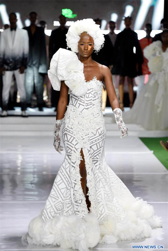 Imagen del 15 de julio de 2022 de una modelo presentando una creación de David Tlale durante un desfile de moda, en Gaborone, Botsuana. (Xinhua/Tshekiso Tebalo)