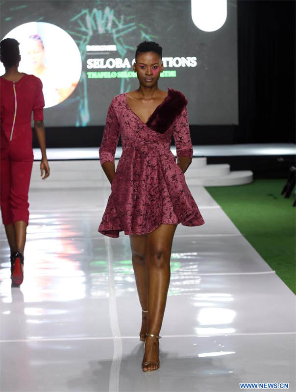  Imagen del 15 de julio de 2022 de una modelo presentando una creación de Seloba Creations durante un desfile de moda, en Gaborone, Botsuana. (Xinhua/Tshekiso Tebalo) 