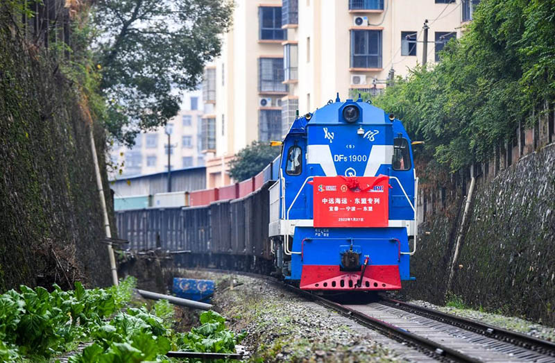 El primer tren especial "Yichun-Ningbo-ASEAN" sale lentamente de la estación oeste de Yichun, provincia de Jiangxi, 27 de enero del 2022. (Foto: Zhou Liang/ Pueblo en Línea)