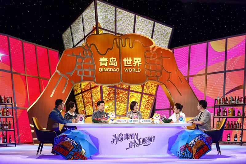 Un estudio presenta una serie de eventos transmitidos en vivo de 8:00 a 10:00 de la noche todos los días para presentar la cultura de la cerveza a través de la plataforma de video china Youku durante el 32° Festival Internacional de la Cerveza de Qingdao. [Foto proporcionada a chinadaily.com.cn]