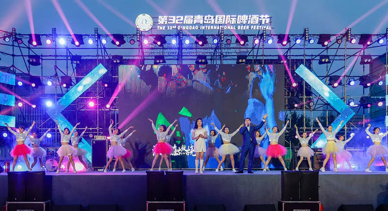 La actuación artística se lleva a cabo en la sede de Laoshan del 32° Festival Internacional de la Cerveza de Qingdao el viernes por la noche. [Foto proporcionada a chinadaily.com.cn]