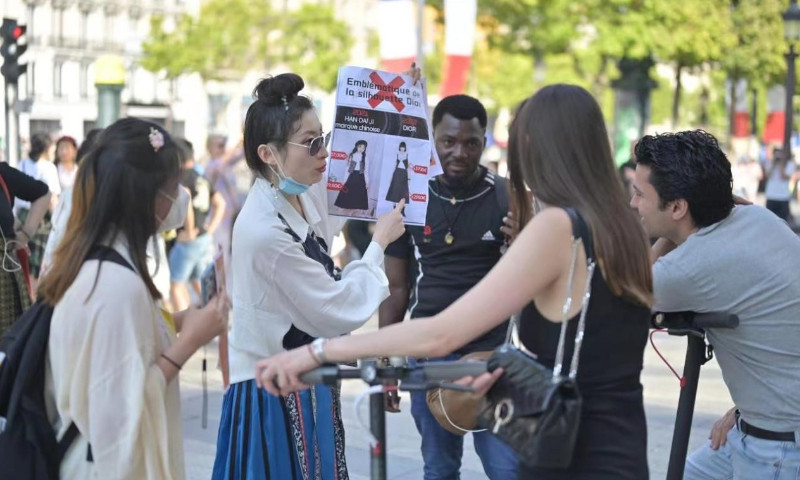 Estudiantes chinos protestan en París contra Dior por la "apropiación cultural" de diseños chinos 