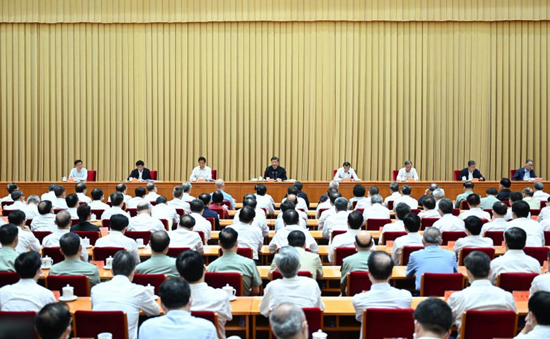 BEIJING, 27 julio, 2022 (Xinhua) -- El presidente chino, Xi Jinping, también secretario general del Comité Central del Partido Comunista de China y presidente de la Comisión Militar Central, pronuncia un importante discurso en la ceremonia de apertura de una sesión de estudio de funcionarios a nivel provincial y ministerial. Li Keqiang, Li Zhanshu, Wang Yang, Wang Huning, Zhao Leji, Han Zheng y Wang Qishan asistieron a la ceremonia. La sesión de estudio se llevó a cabo de martes a miércoles en Beijing. (Xinhua/Xie Huanchi) 