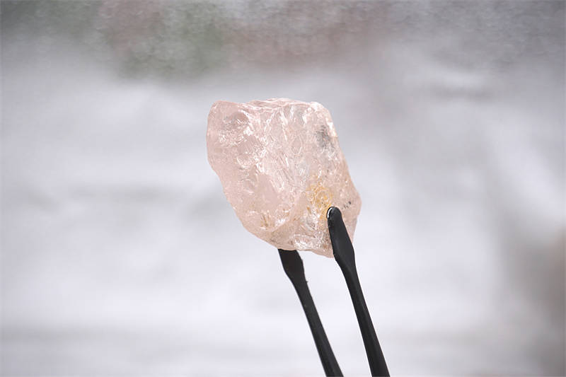 Descubren diamante rosa de 170 quilates en Angola