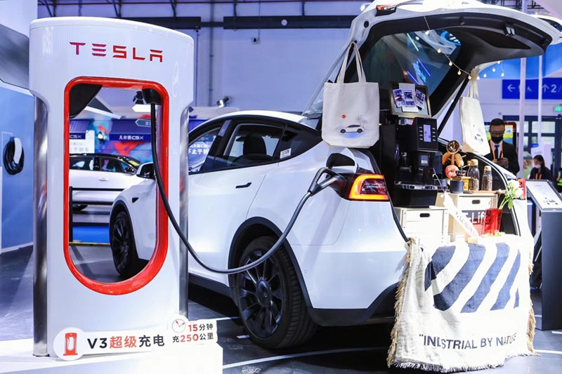 Los fabricantes de automóviles internacionales atraen a los consumidores en la exposición de Hainan