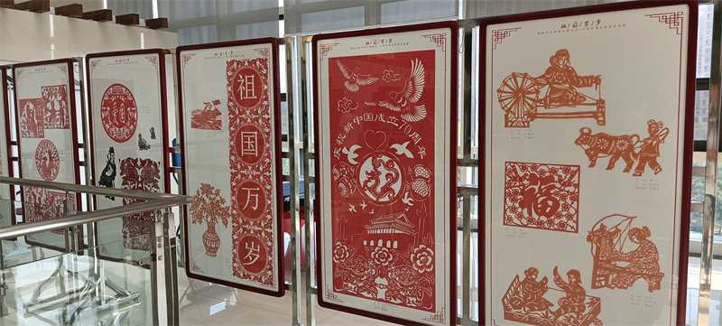 Exposición transitoria de obras en papel recortado. Actualmente, el Museo del Patrimonio Cultural Inmaterial de Weinan es uno de los principales espacios en Shaanxi para el rescate y la revitalización de patrimonios culturales que han llegado hasta nuestros días, 7  de agosto del 2022. (Foto: YAC)