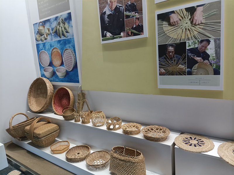 El Museo del Patrimonio Cultural Inmaterial de Weinan acoge en sus modernas  y amplias salas un gran surtido de apreciables testimonios de la técnica tradicional china del trenzado en paja, 7 de agosto del 2022. (Foto: YAC)