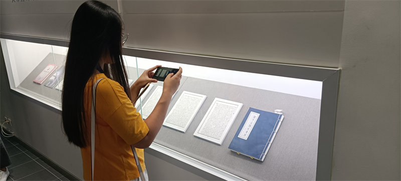 El Museo del Patrimonio Cultural Inmaterial de Weinan expone una rica colección de manuscritos de literatura popular, 7 de agosto del 2022. (Foto: YAC)