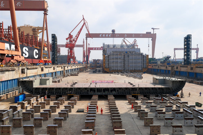 Botan el buque portacontenedores más grande del mundo en Shanghai. [Foto proporcionada a chinadaily.com.cn]