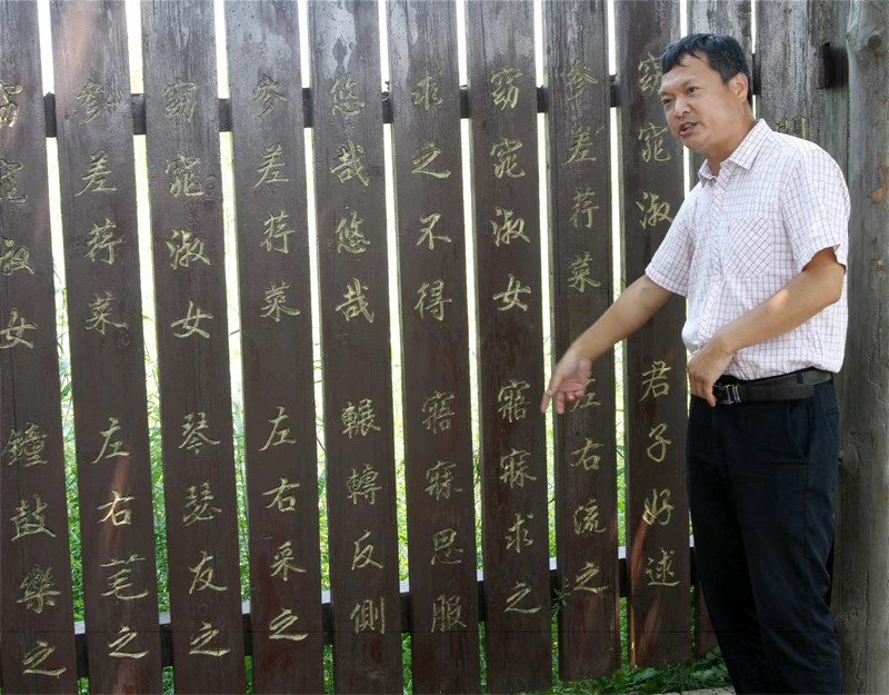 Ji Hongwei, director del Centro de Medios de Heyang, provincia de Shaanxi, explica la integración de la cultura de los humedales del río Amarillo con la gran poesía clásica china, 2 de agosto del 2022. (Foto: YAC)