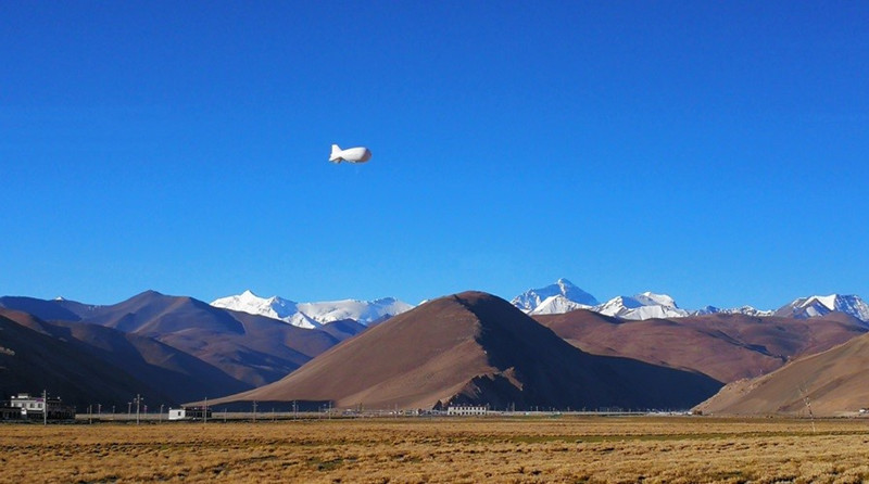 El dirigible flotante Jimu-1 III sobrevoló el Monte Everest durante la segunda expedición científica Qinghai-Tíbet "Misión Pico 2022: Expedición e investigación científica integral en el área de elevación extremadamente alta del Monte Everest". El dirigible flotante estaba equipado con un establo de vapor de agua analizador de isótopos, carbono negro y metano, ozono y otros instrumentos y equipos analíticos. Foto cortesía del Instituto de la Meseta Qinghai-Tibet, perteneciente a la Academia China de Ciencias.