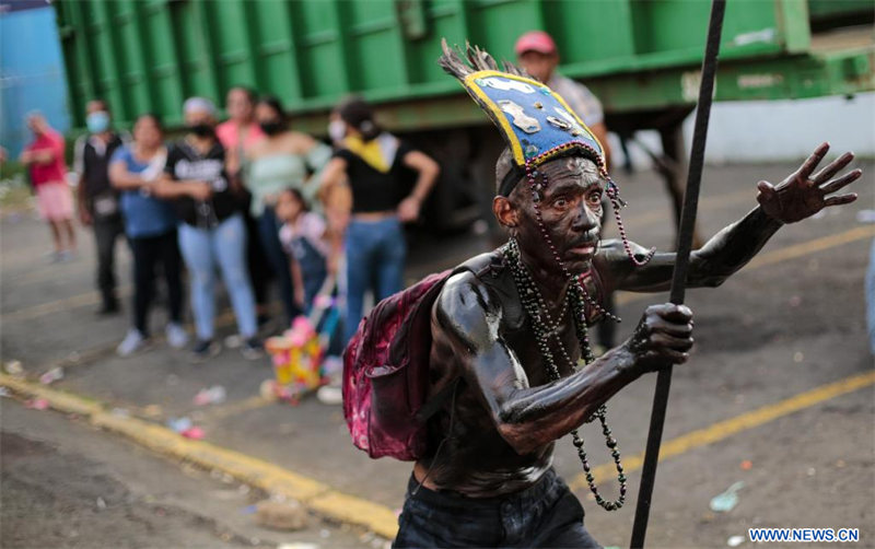 Imagen del 31 de julio de 2022 de un hombre cubierto con aceite automotriz, bailando durante la celebración de las fiestas tradicionales de Managua, en la ciudad de Managua, Nicaragua. (Xinhua/Oswaldo Rivas)