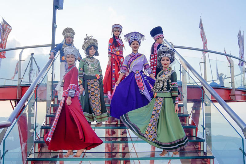 Hunan organiza un desfile de modas a gran altura